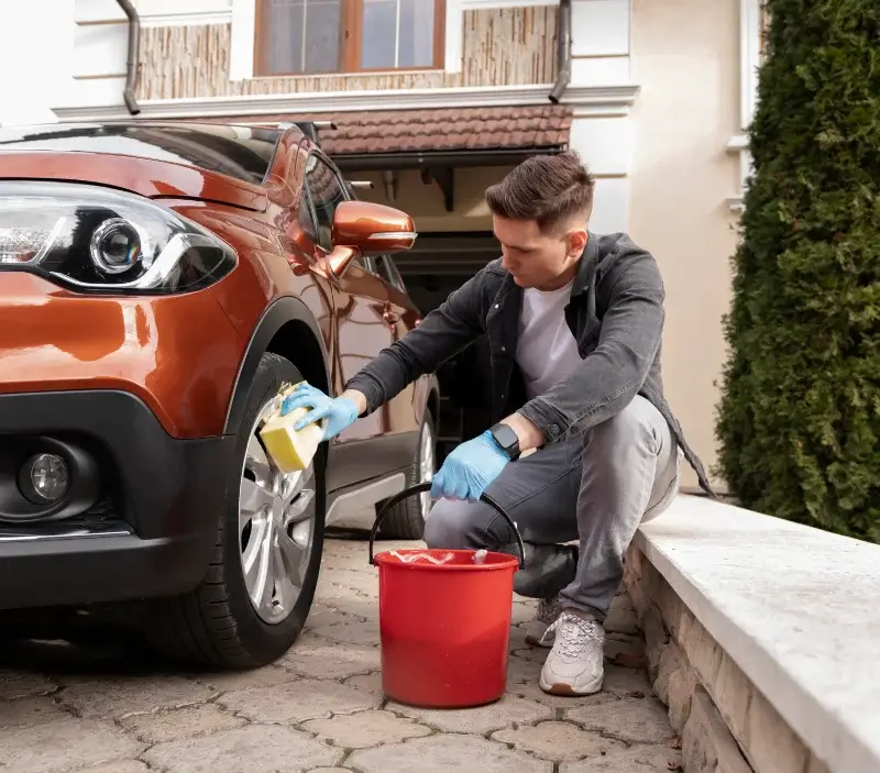 Lavage auto à domicile La Fage-Montivernoux : professionnel intervenant sur un véhicule